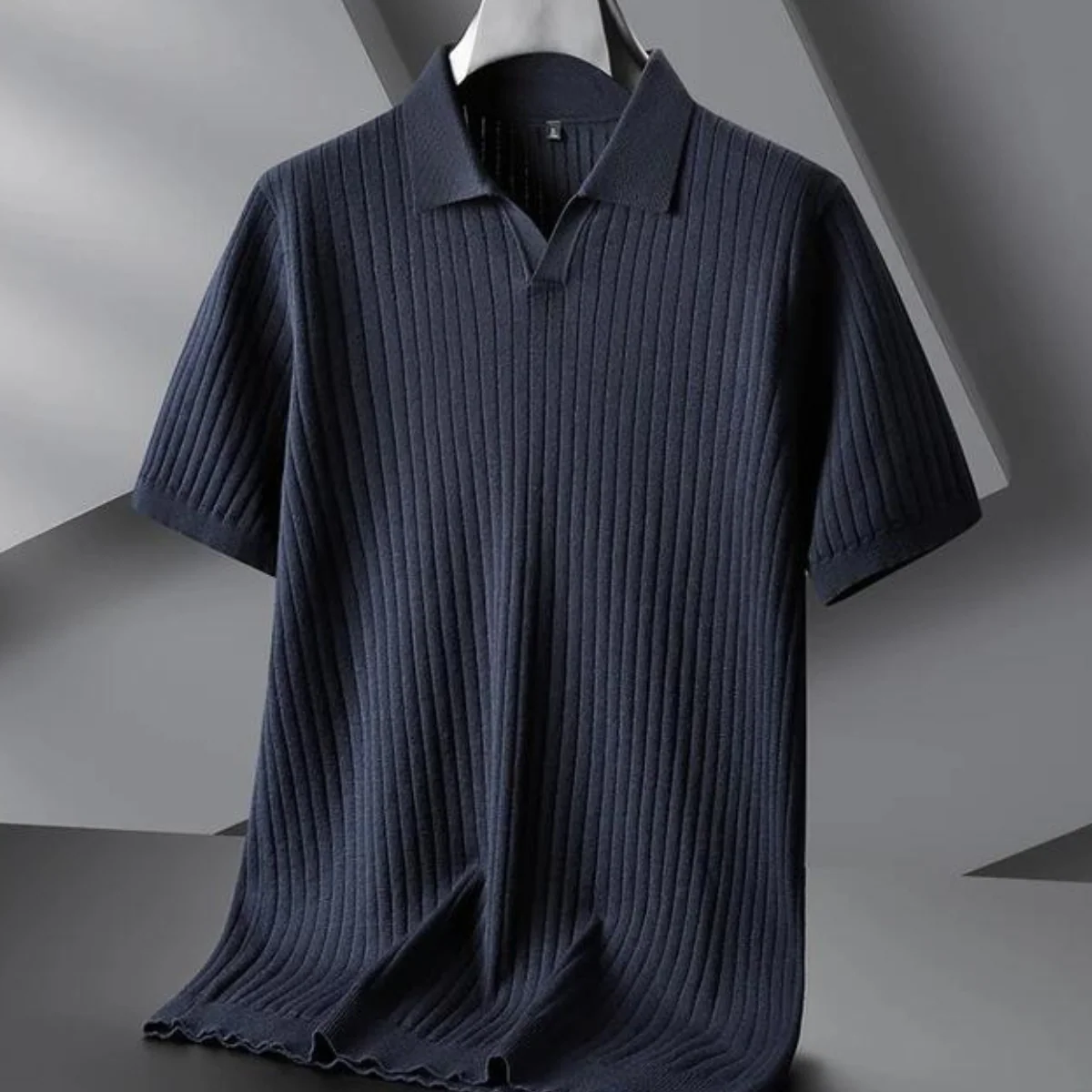 Hochwertig gestricktes Herrenpoloshirt für den Küstenlook - Image 11