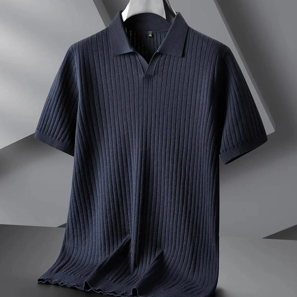 Hochwertig gestricktes Herrenpoloshirt für den Küstenlook - Image 12
