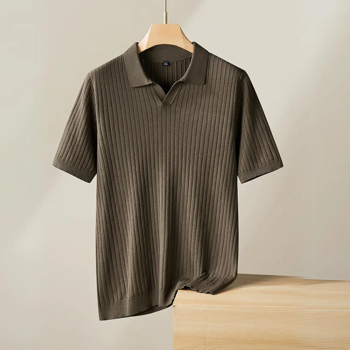 Hochwertig gestricktes Herrenpoloshirt für den Küstenlook - Image 2