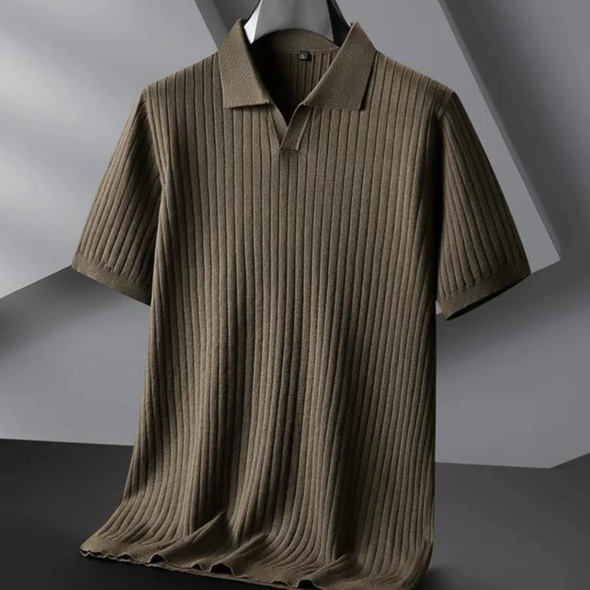 Hochwertig gestricktes Herrenpoloshirt für den Küstenlook - Image 5