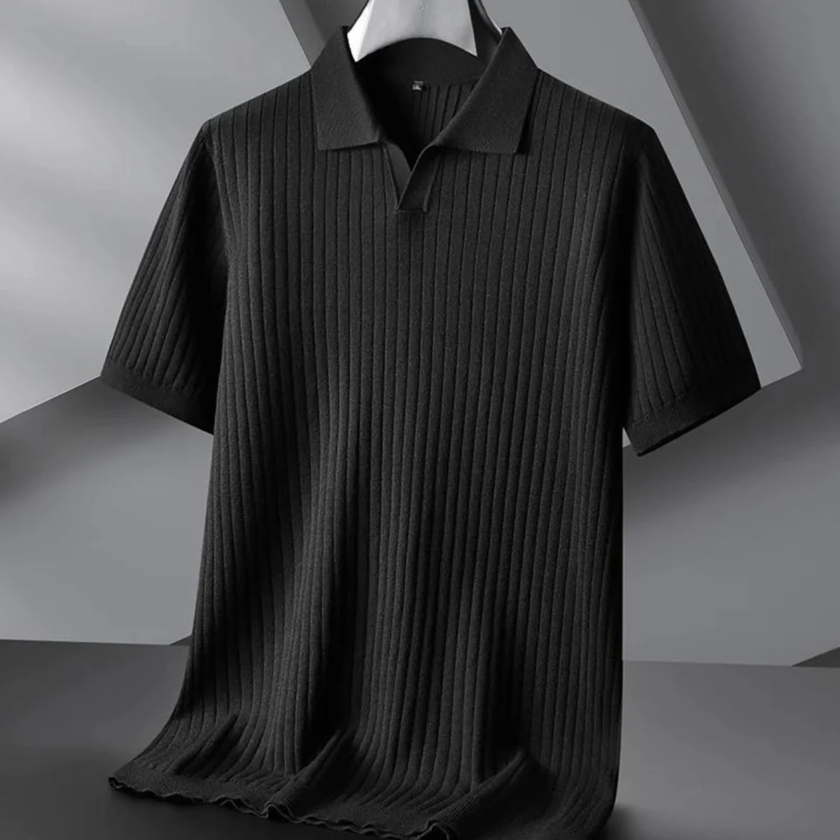 Hochwertig gestricktes Herrenpoloshirt für den Küstenlook - Image 8